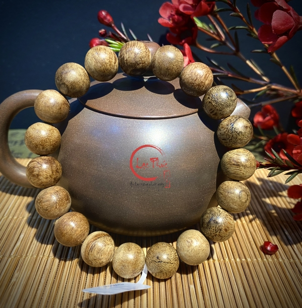Vòng tay Trầm Hương núi cao cấp 10 li.png
